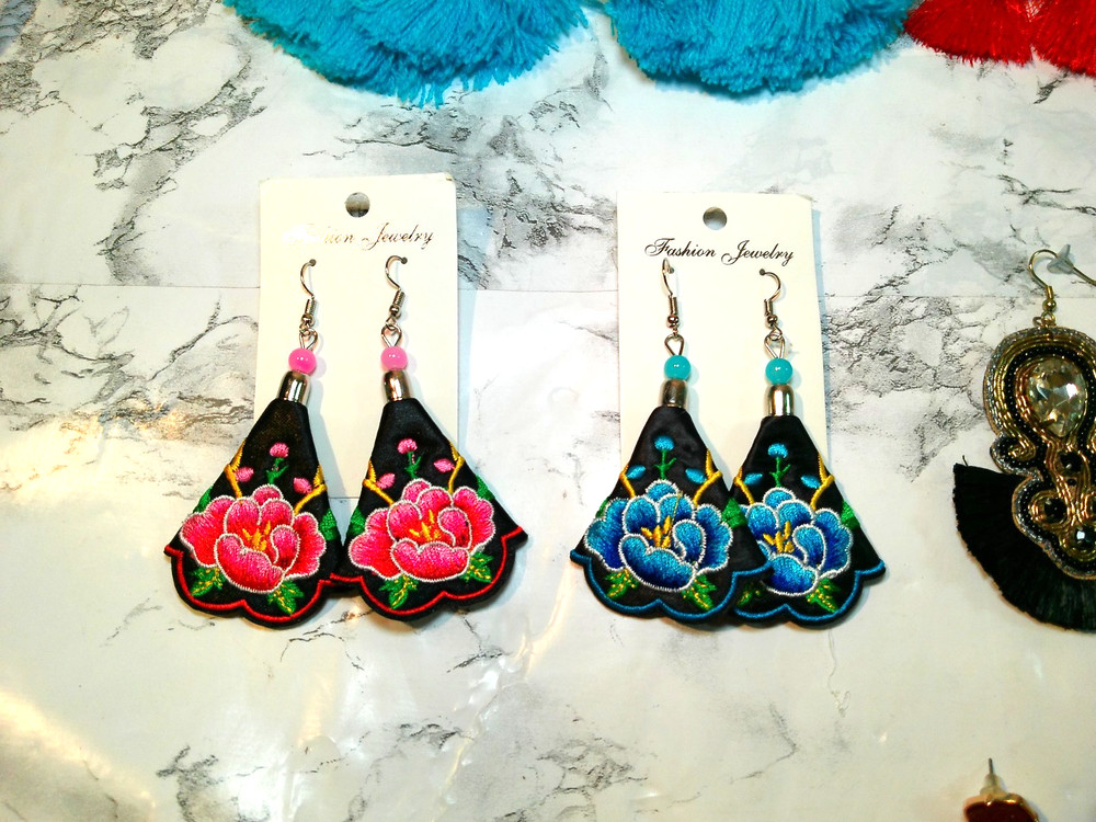 8 Pompon Artesanal Earrings (420)