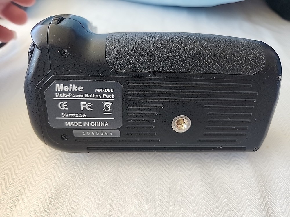 Meike Multi-Power Battery Pack MK-D90 - Not Tested