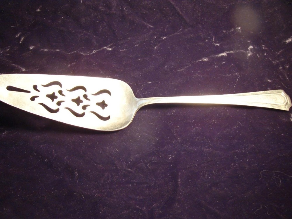 NATIONAL SILVER CO. ANTIQUE CAKE/PIE SERVER - E.P.N.S. - PATTERN NATIONAL ONE