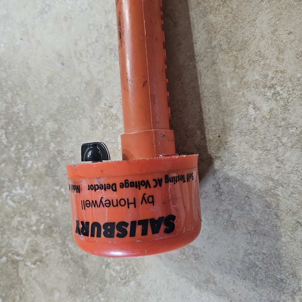 Salisbury 4744 Self-Testing Voltage Detector (Audio/ Visual)