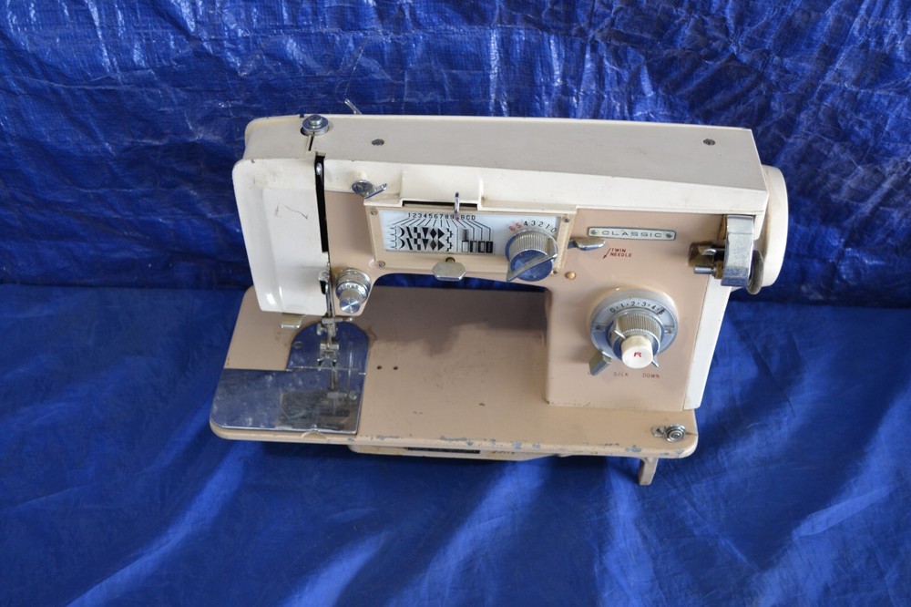 LIGHT ASSEMBLY WITH MOUNT & ON/OFF SWITCH CLASSIC STANDARD SEWING MACHINE USED