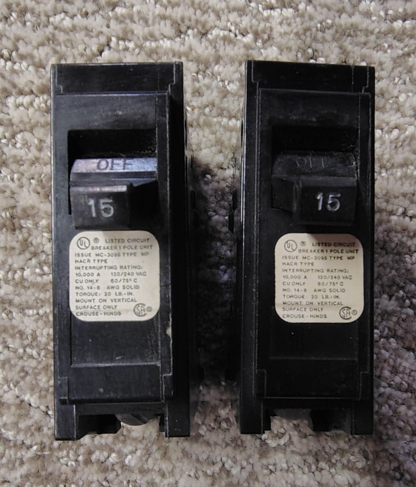 CROUSE HINDS 15 AMP SINGLE POLE BREAKER 2PIECES