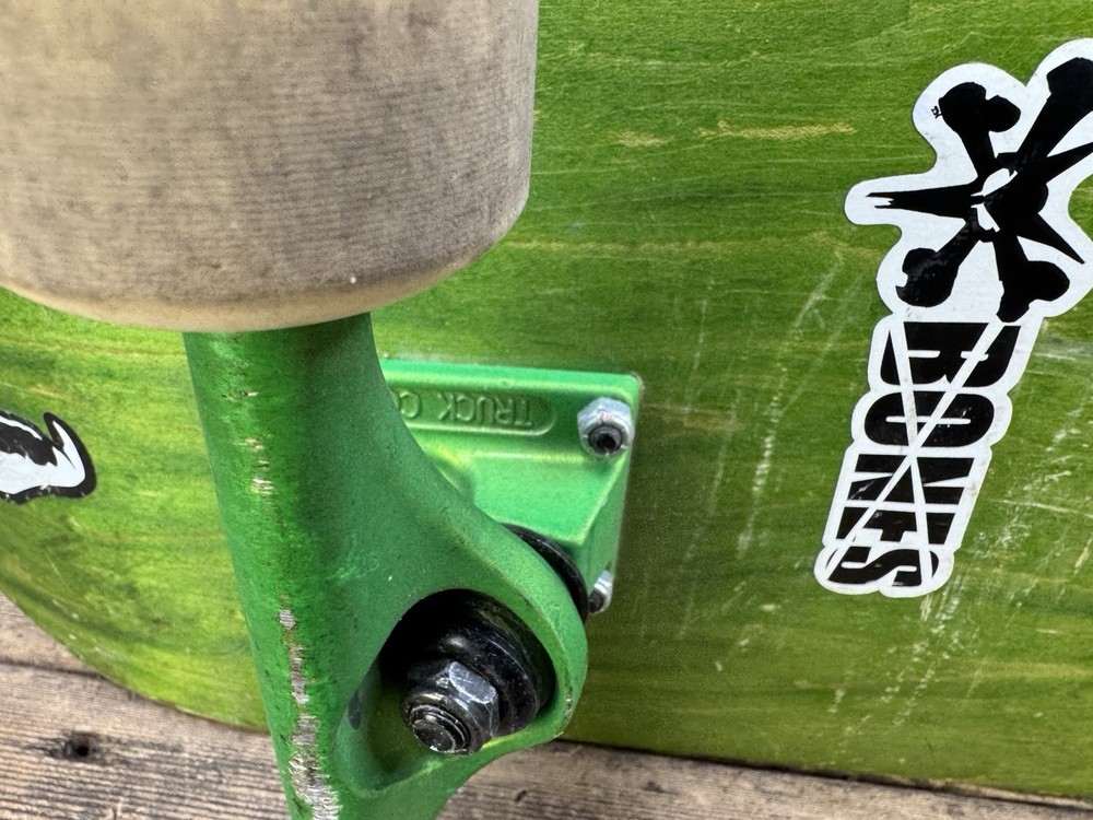 Skateboard With Indepenent Trucks