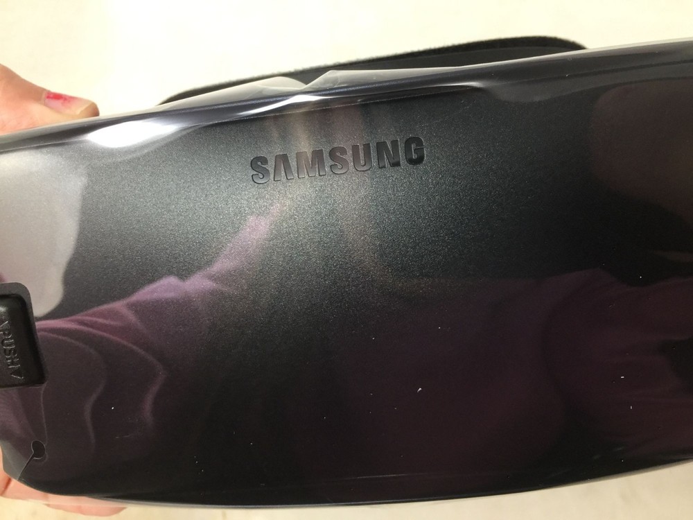 Samsung Gear VR Headset - Powered by Oculus