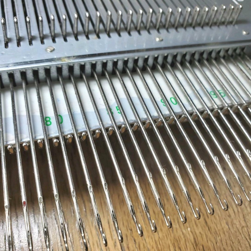 Brother KH-930 Knitting Knitleader Machine with case