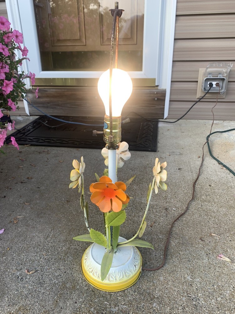 ITALIAN STYLE FLOWERED METAL LAMP