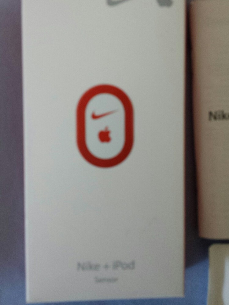 NIKE + PLUS IPHONE WIRELESS WALKING RUNNING SENSOR FOR IPHONE, IPOD & Lace Pouch