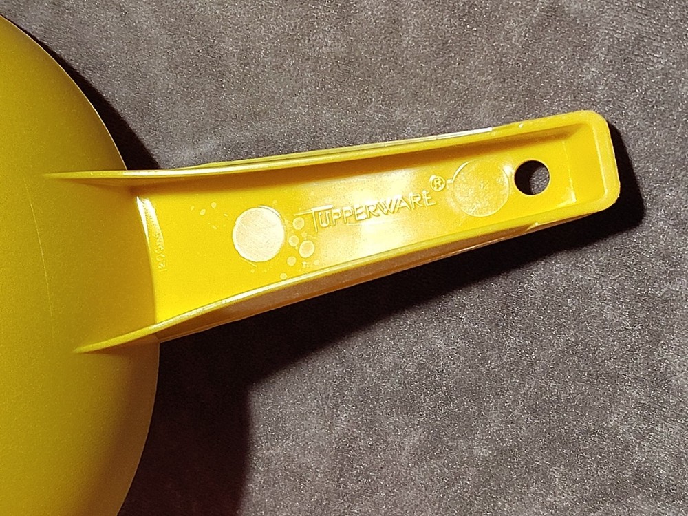 EUC Vintage Tupperware #1200 Yellow 1 Quart Strainer Colander