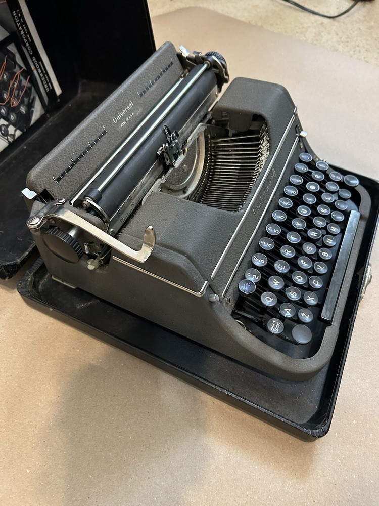 Underwood Universal Portable Typewriter w/case/key/ WORKING/ USA