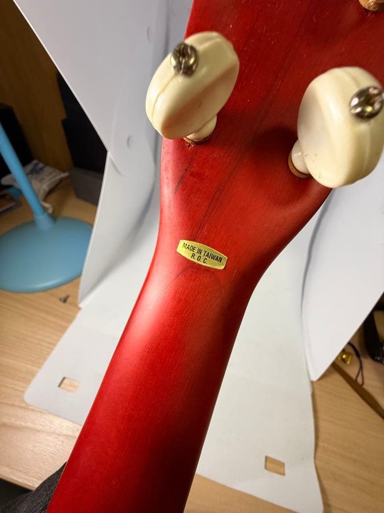 CANUKE ukulele red 4 string with case