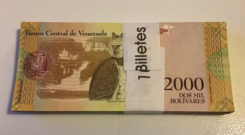 Venezuela Banknote Bundle. 100 X 2000 Bolivares. Dated 2016. Unc.