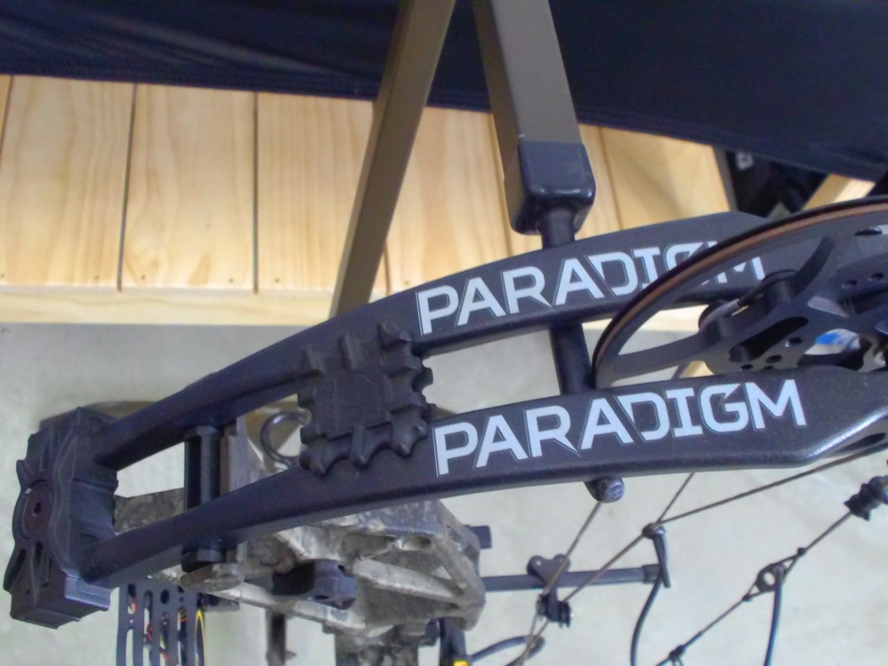 BEAR PARADIGM RH 70# COMPOUND BOW W/SITES & WHISKER BISCUIT NWT