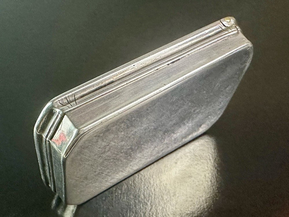 FINE Early 18th Century GEORGE I SOLID SILVER ENGRAVED SNUFF BOX c1720