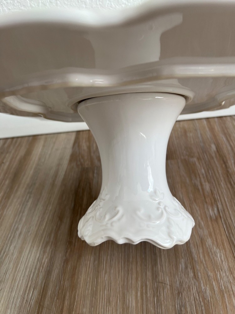 1-tiered white fleur de lis cake stand