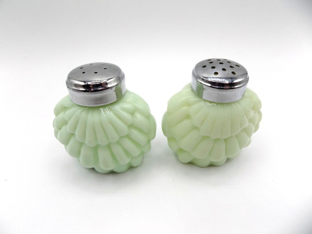 EAPG CONSOLIDATED Green Overlapping SHELL Pattern Salt & Pepper Shakers