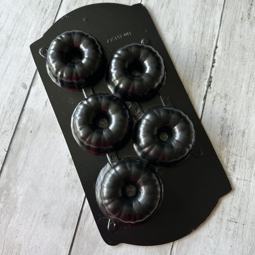 PREOWNED MINI BUNDT CAKE PAN MOULD BLACK