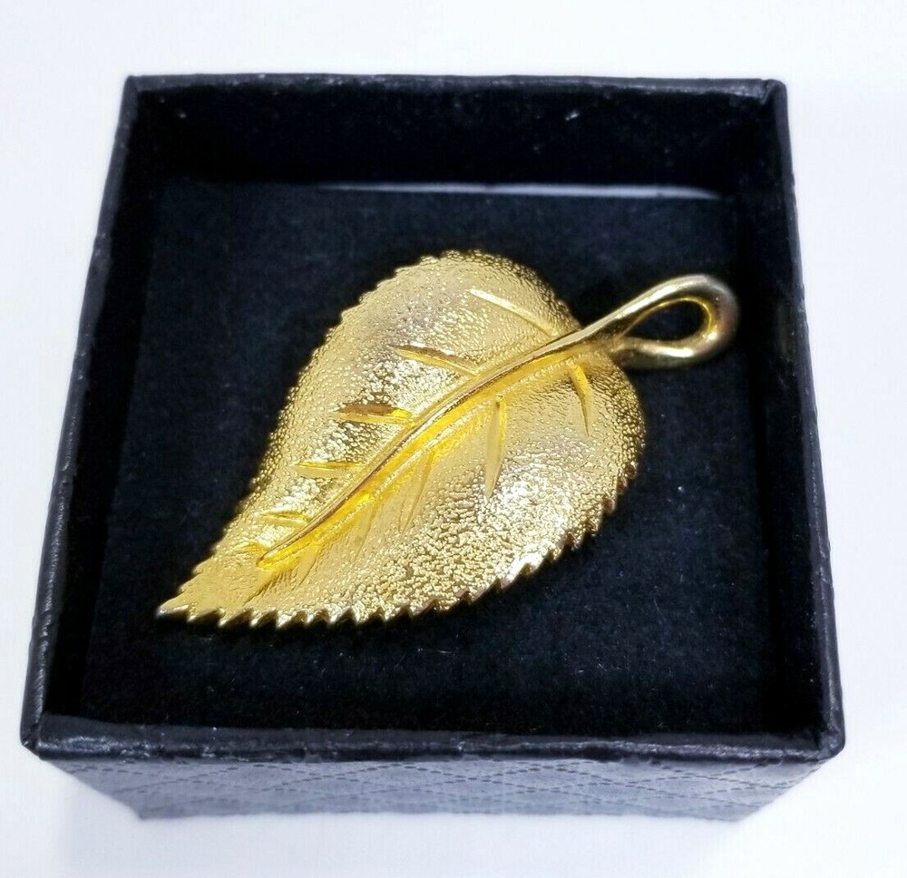 GOLD IN COLOR LEAF 2" PENDANT/PIN
