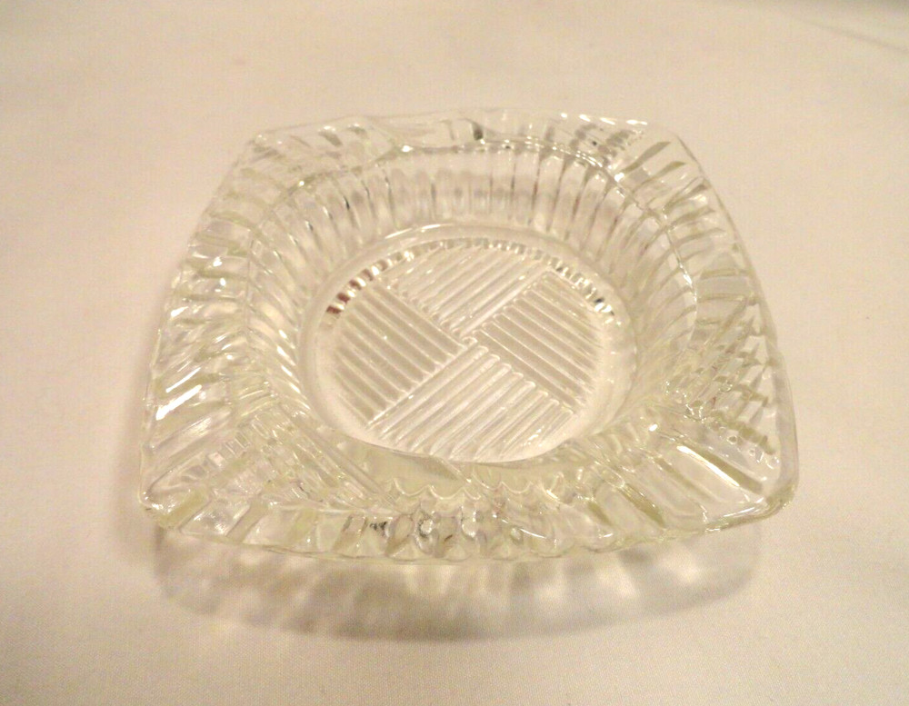 VINTAGE CLEAR GLASS ASHTRAY🚬
