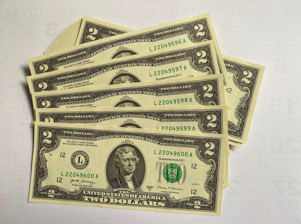 Uncirculated U.S. new consecutive 5 2017A $2 dollar notes w/gift giving envelope