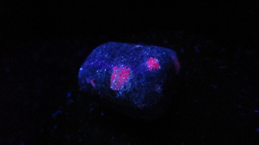 Natural Longwave Fluorescent Mineral Rock Ruby O76