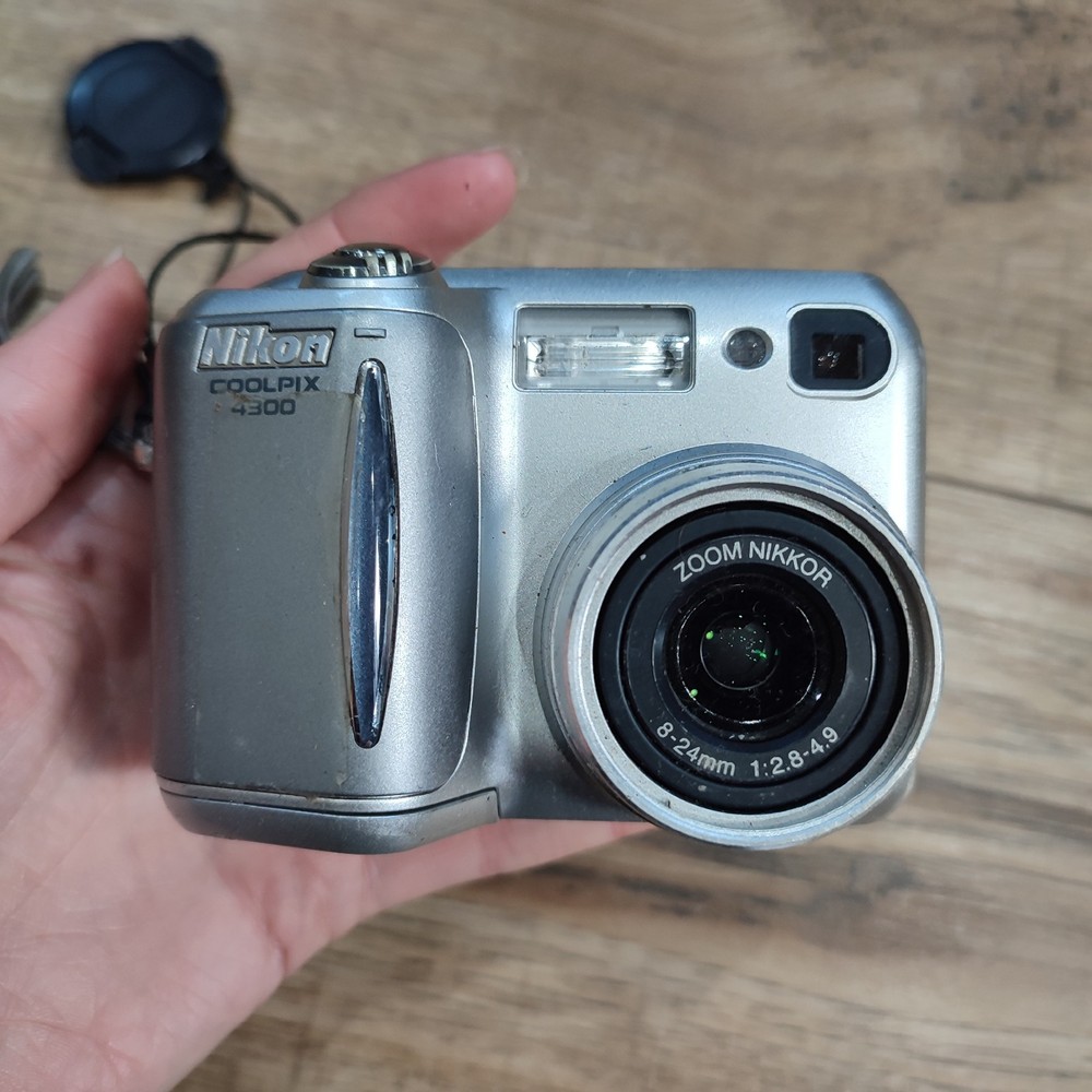 Nikon Coolpix 4300 4.0MP Digital Camera • Working