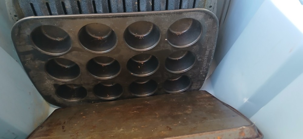 Kitchen Pans Strainer And 2 Bowls