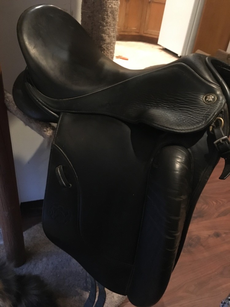 Hennig Sofa Dressage Saddle M/W 17.5