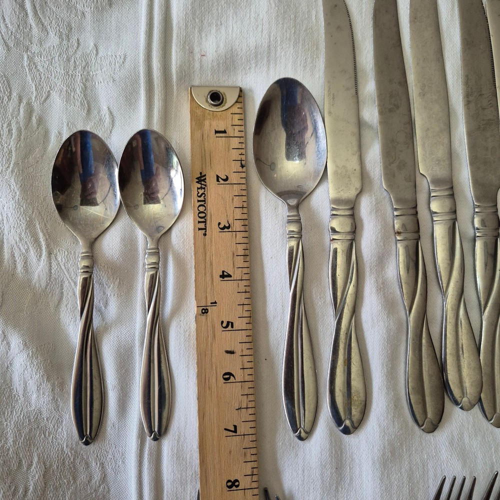 Modern Twist Flatware By International Silver 26 pieces