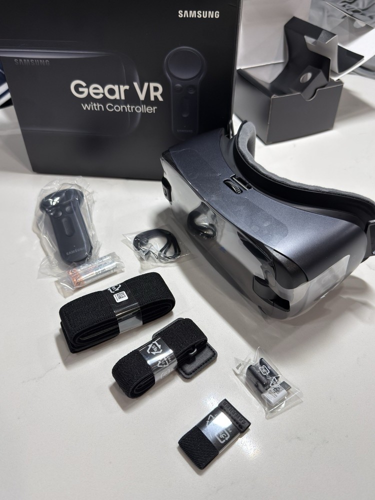 Samsung SM-R324 Gear VR W/Controller Powered by Oculus NEW OPEN BOX