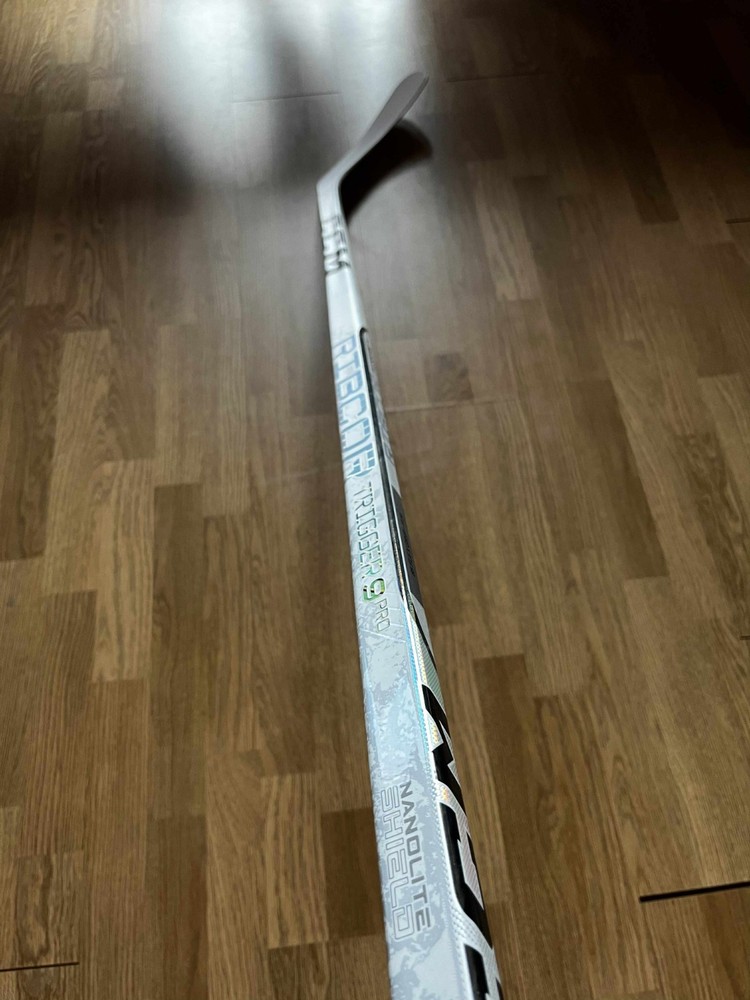 CCM Trigger 9 Pro (White) 85 Flex P29 – New – Right Hand