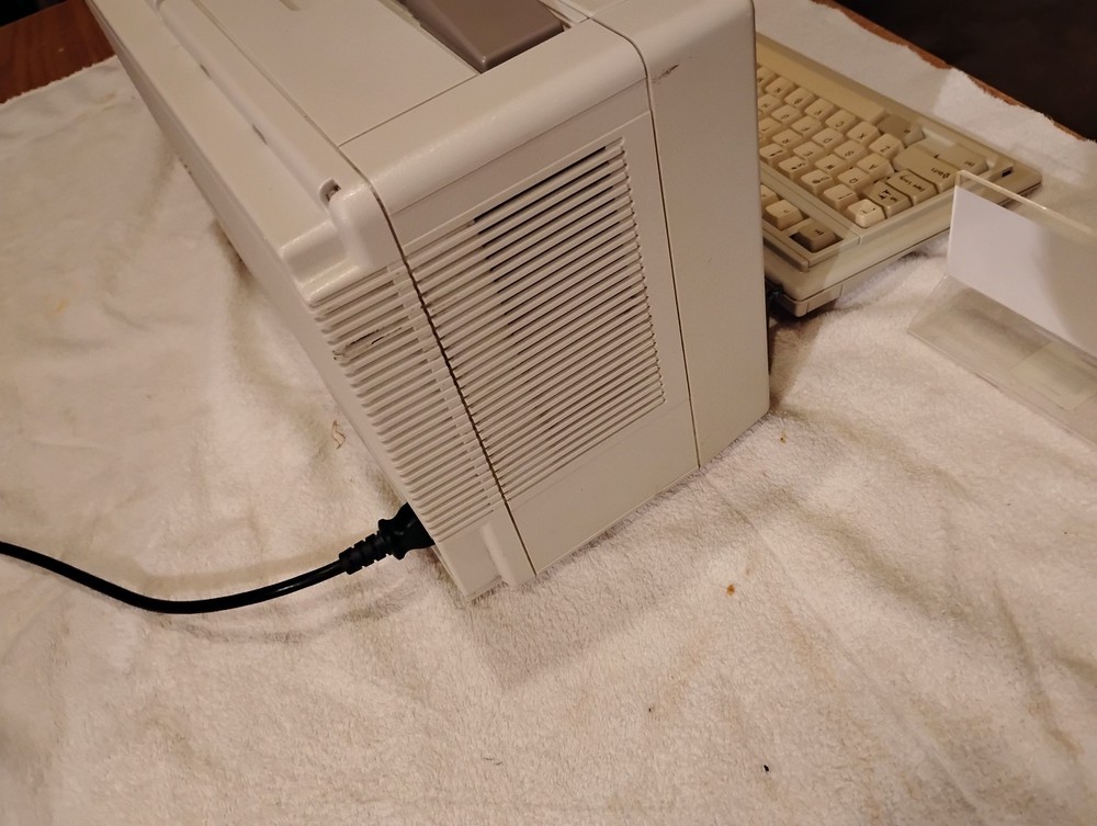 COMPAQ COMPUTER MODEL VINTAGE PORTABLE DESKTOP / Powers On- RARE!