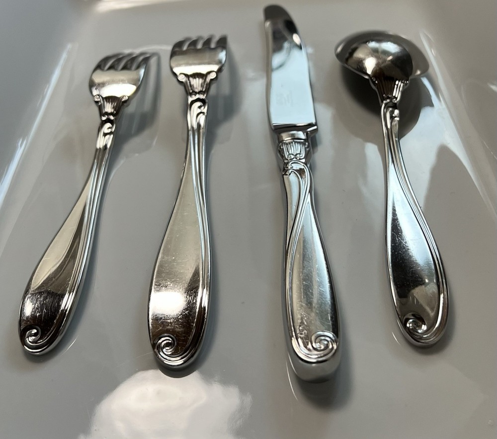 Mikasa Ambrose Flatware 4 Piece Place Setting Dinner Fork/Salad Fork/Knife/Spoon
