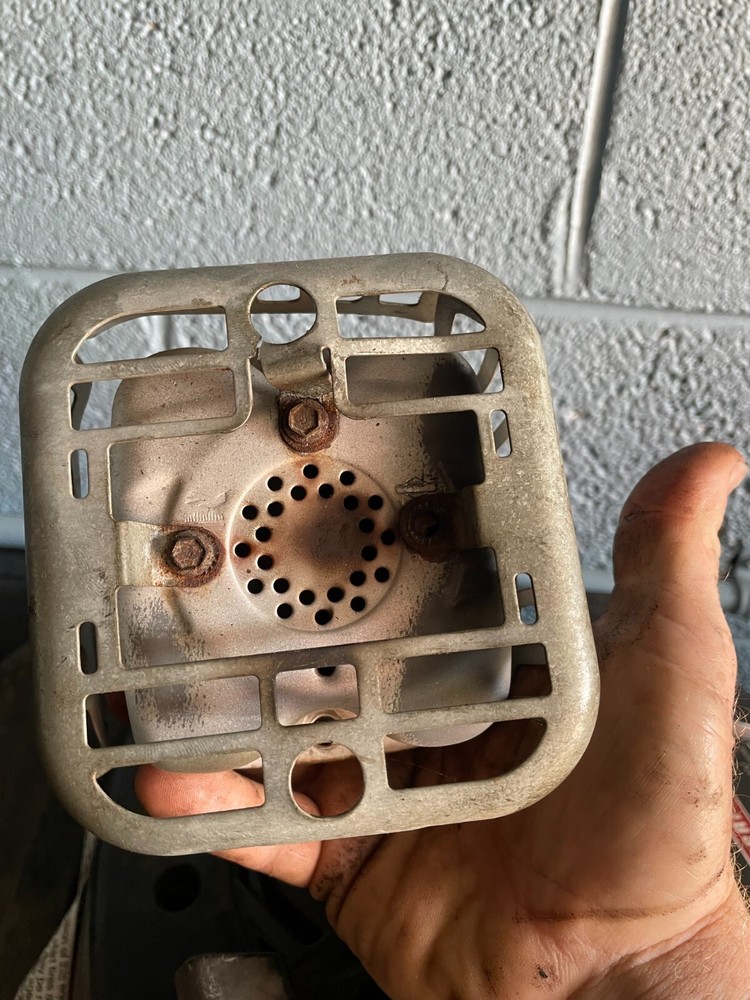BRIGGS & STRATTON 5.50 SILVER MUFFLER & CAGE