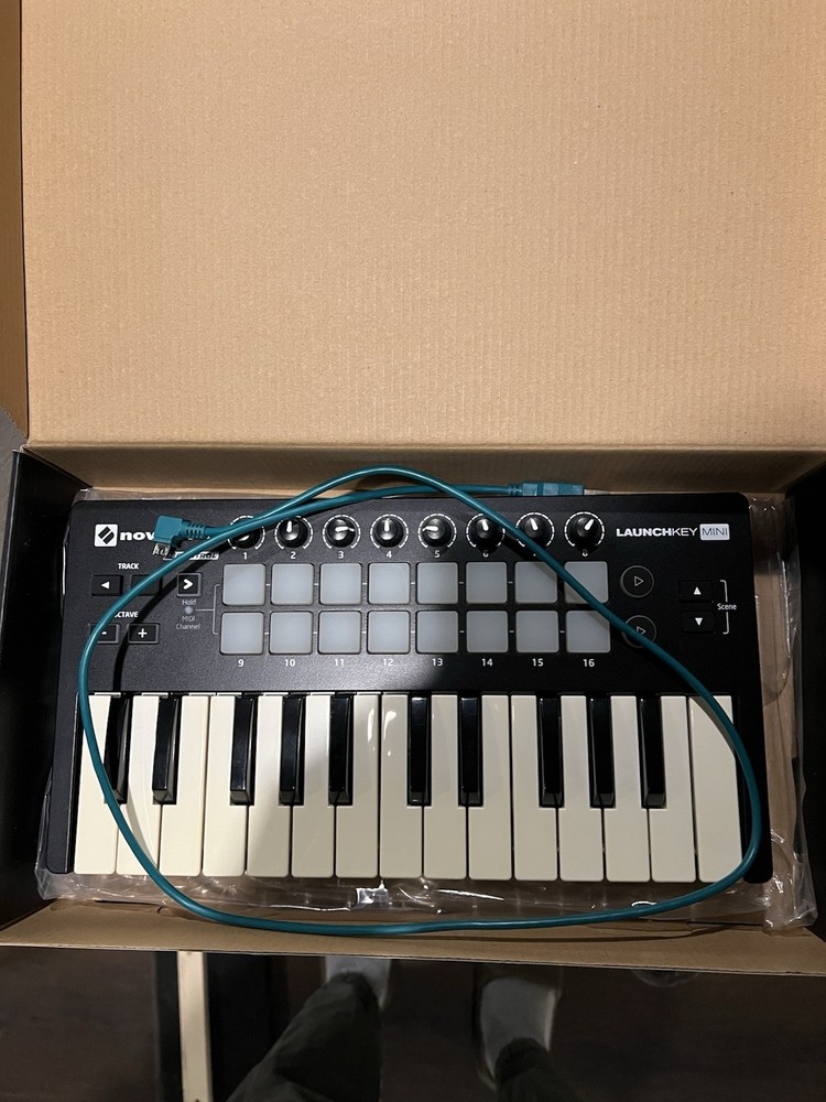 Novation Launchkey Mini Mk3 25 Mini-key Midi Keyboard Controller