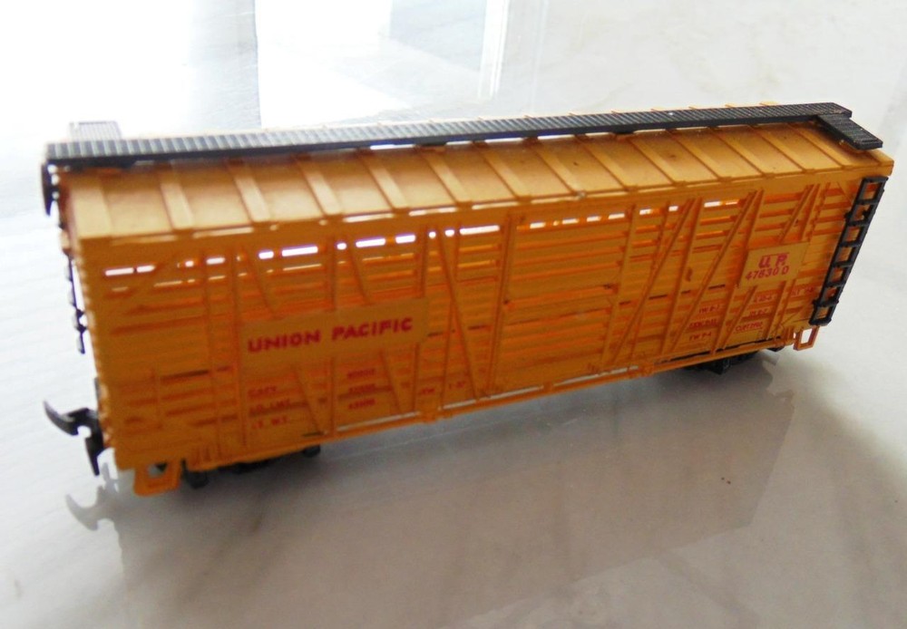 HO ROCO Union Pacific Cattle Car UP 476300