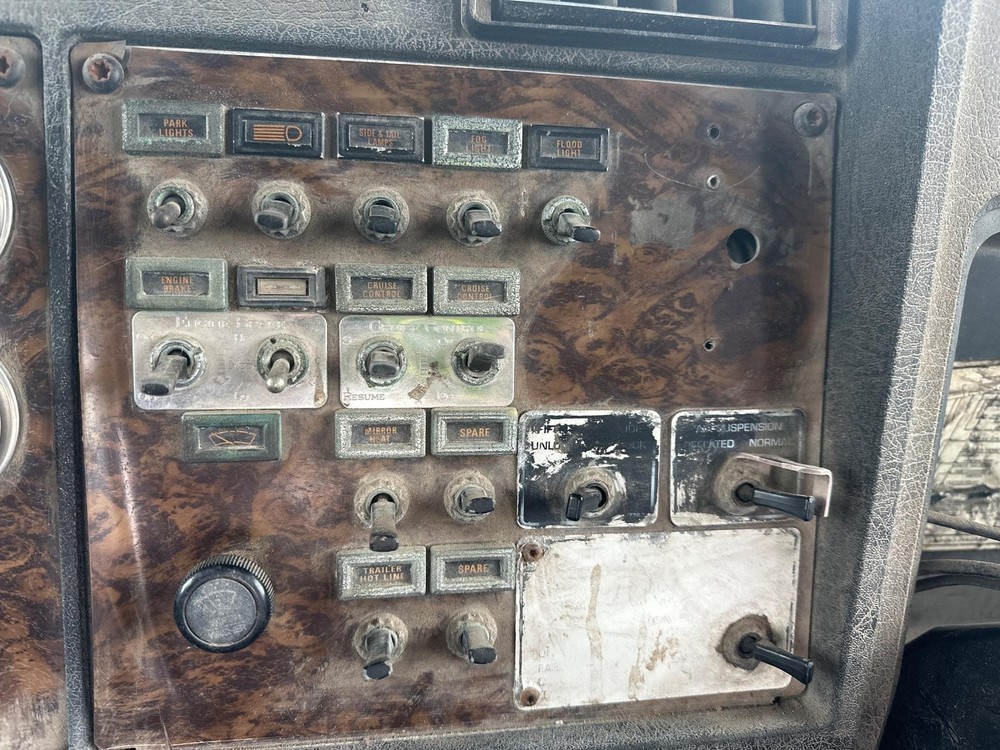 1984-2001 Kenworth T600 SWITCH Dash Panel - Used