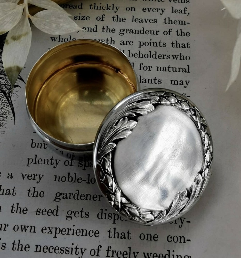 1900s ANTIQUE SOLID OVAL ENGRAVED PILL BOX SHAPE STYLE SILVER 800 & GOLD PLATED