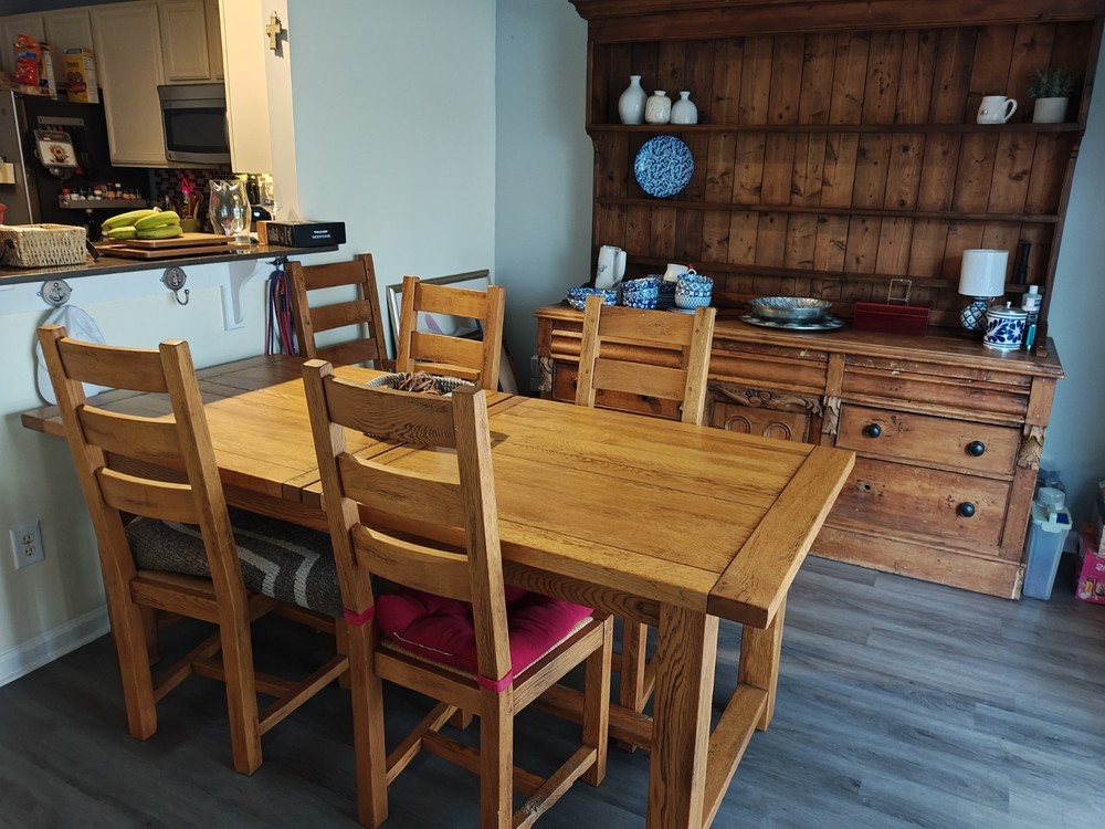 Solid Oak Dining Room Table With 2 Leafs And 6 Chairs