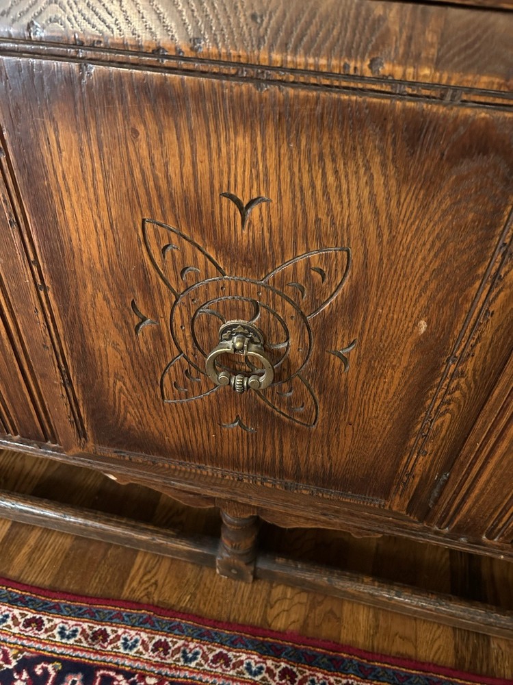 Feudal Oak Dining Room Set