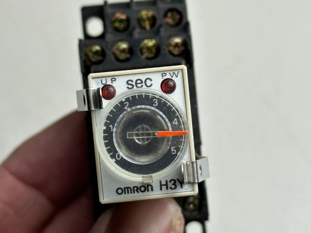 Omron H3Y-4 Second Timer 0-5 sec w/ Base 2-M4X10