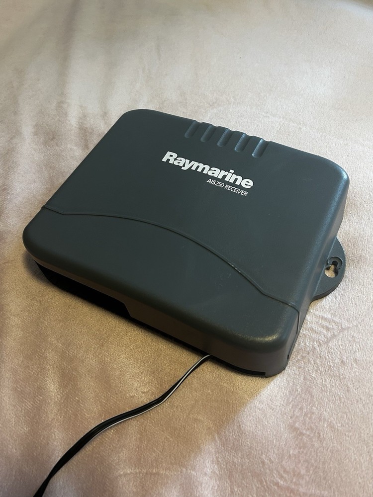 raymarine AIS-250 E03015