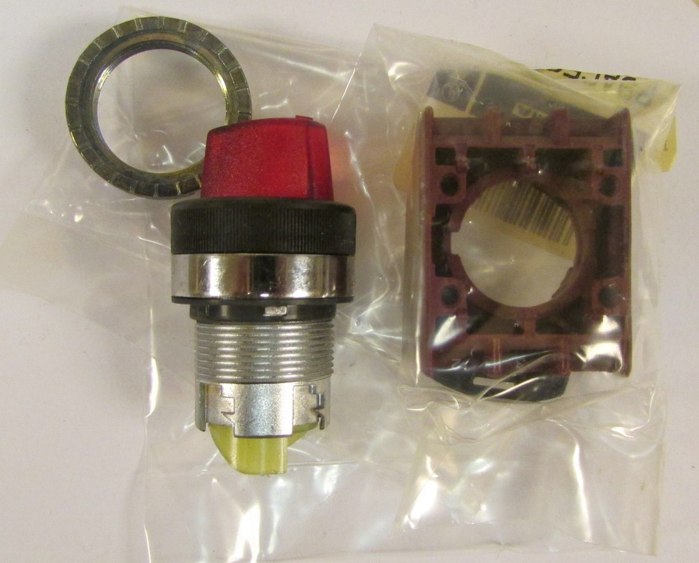 GENERAL ELECTRIC GE C-2000 Illuminated Red Selector Switch P9CSLD0R
