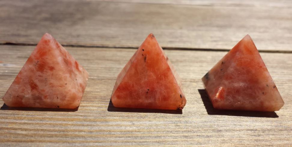 NATURAL SUNSTONE SMALL GEMSTONE PYRAMID 20-22mm