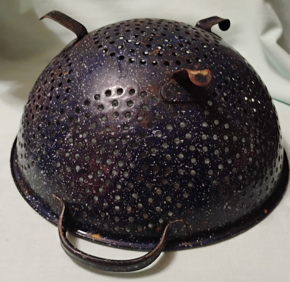Vintage Black Speckled Enamelware Footed 7 Circle Pattern Colander Strainer MCM