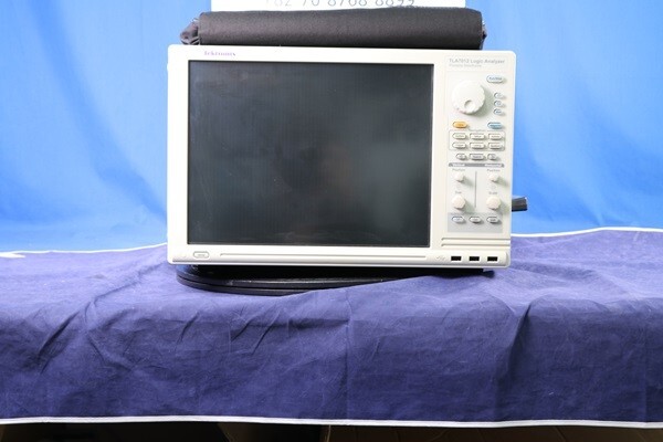 Tektronix TLA7012 Logic Analyzer mainframe only, without grabber