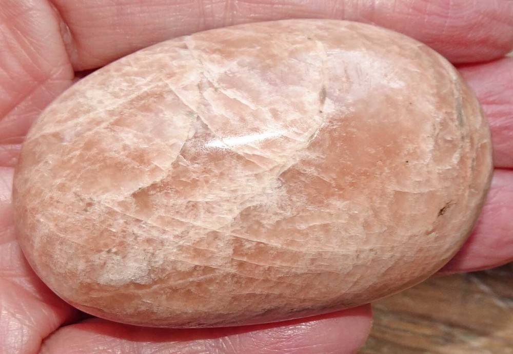 Peach Moonstone Pebbles - Madagascar sc746d
