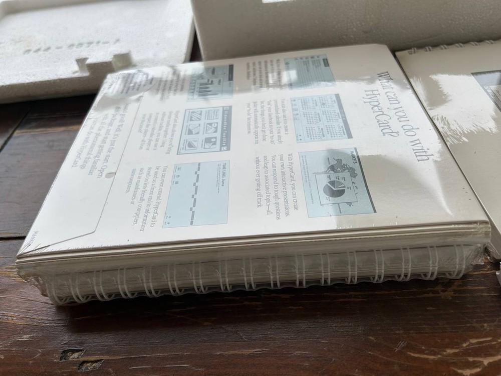 Apple Macintosh System Software Version 6.0.4 HyperCard. Program disks Use Guide