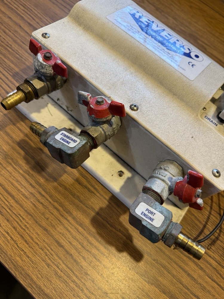 Reverso oil change pump
