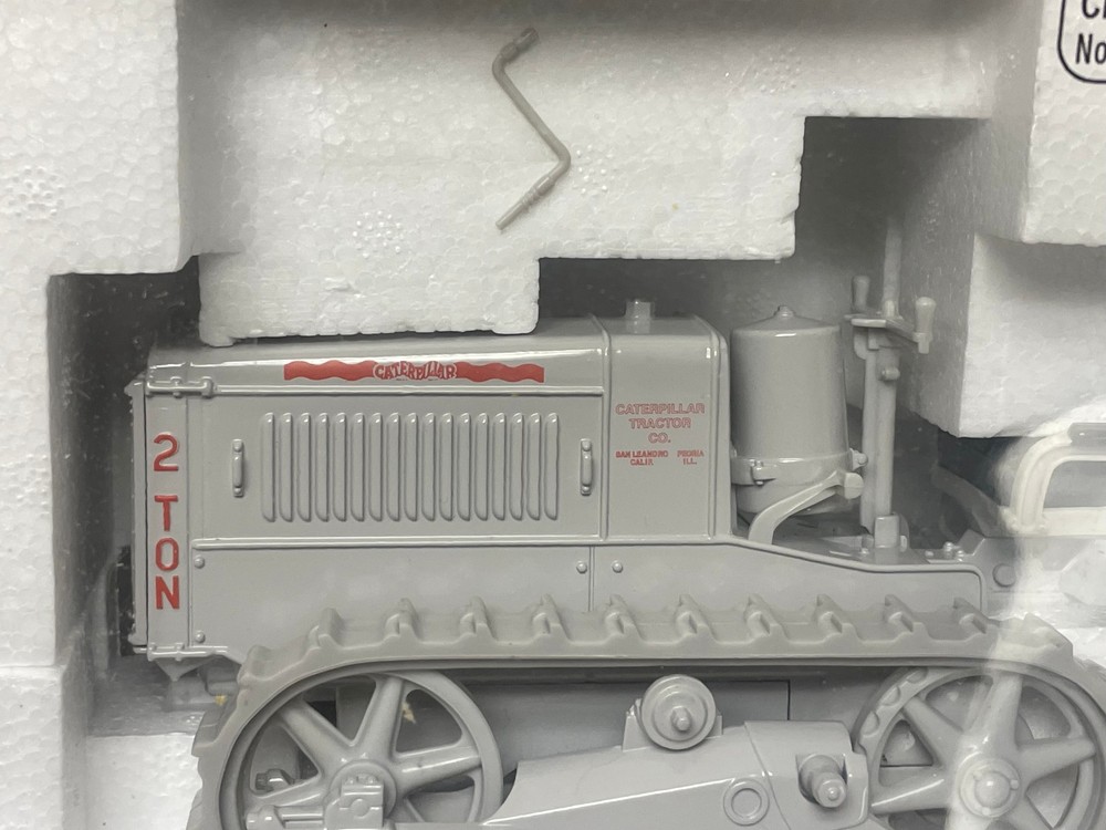 Norscot Caterpillar 2 Ton Track Type Tractor 1:16 Scale