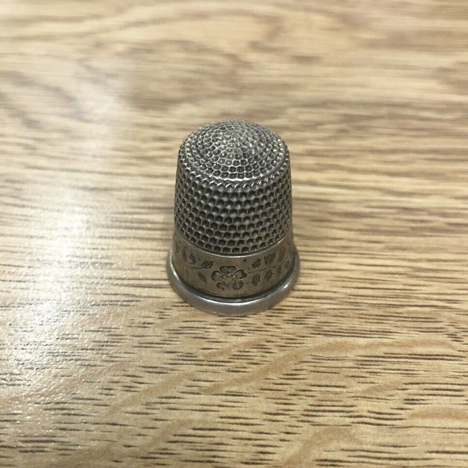 VINTAGE Sterling Silver Flower Design Thimble